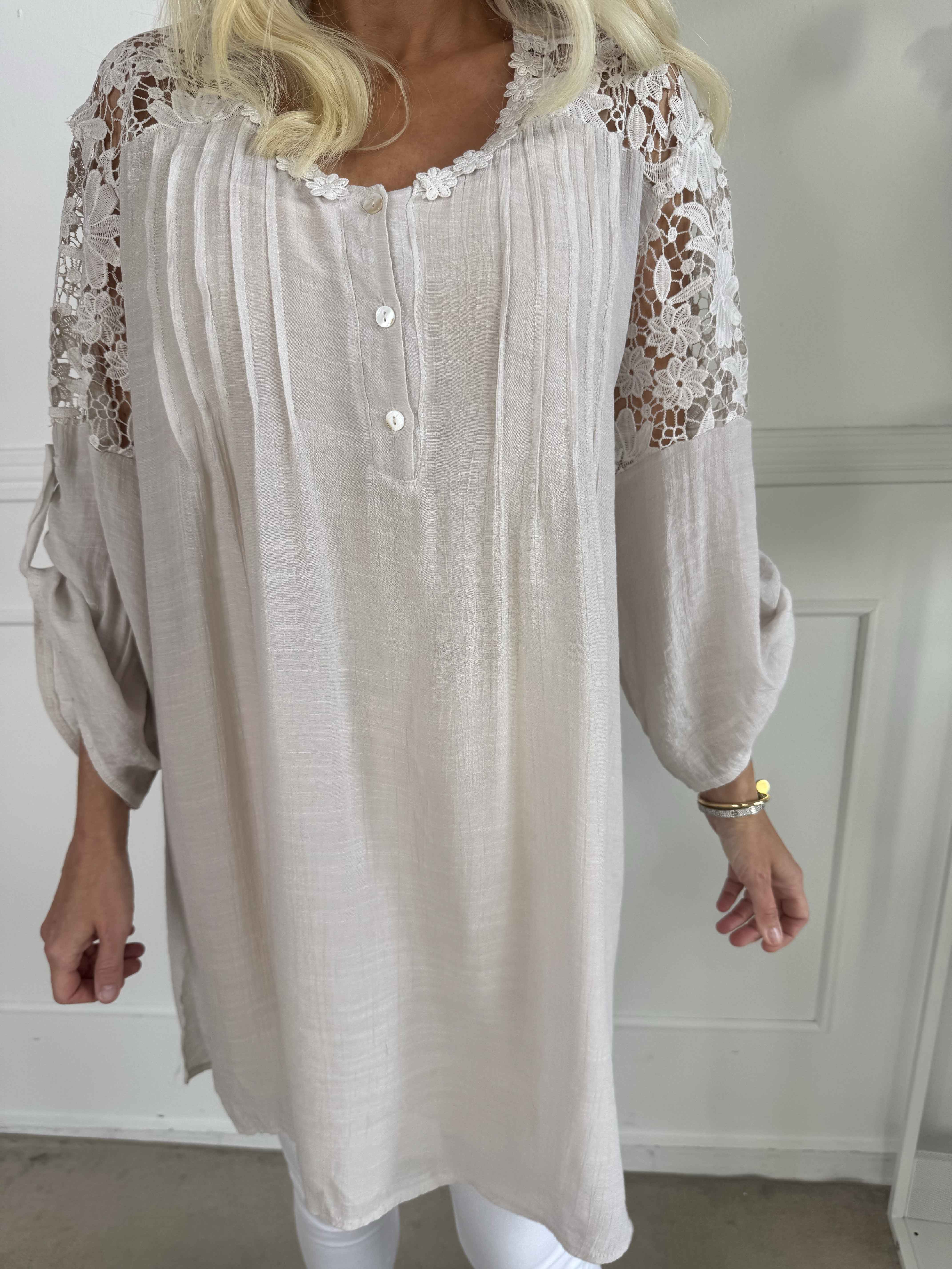 Rosalie - Sød feminin tunika med broderet ryg